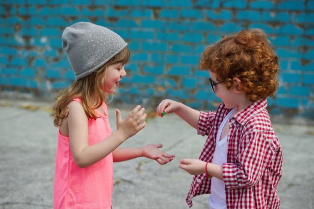 Kids-eating-sweets