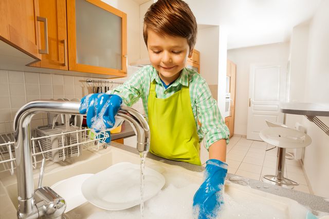Daily Routine for Kids - Washing dishes
