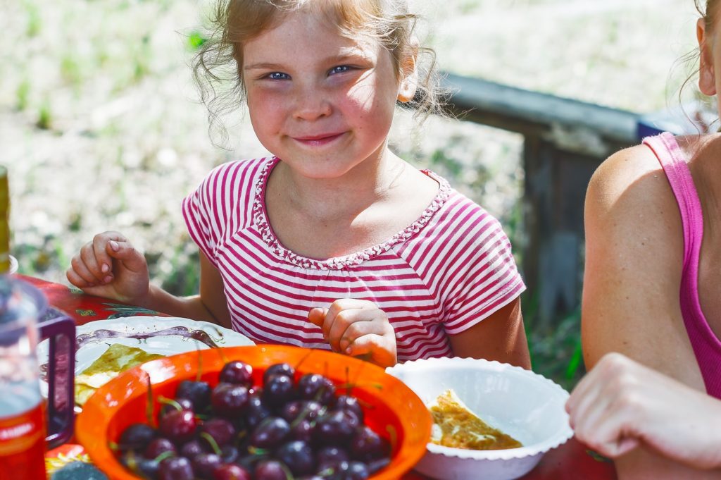 Kids eating healthy